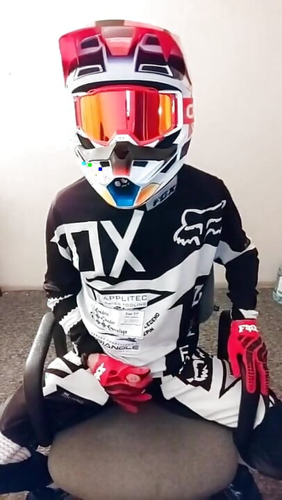 Mx Motoboy ejaculează pe Mx Helmet