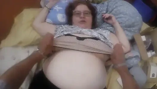 Толстушка играет с ее киской и сосет горячий грязный член!
