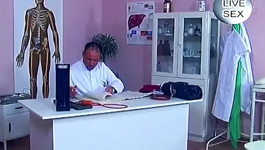 Pasien rambut pirang nyepong kontol dokter sebelum dientot habis-habisan di lantai