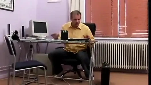 Вялая молодая брюнетка трахается в ее пизду и принимает камшот на лицо