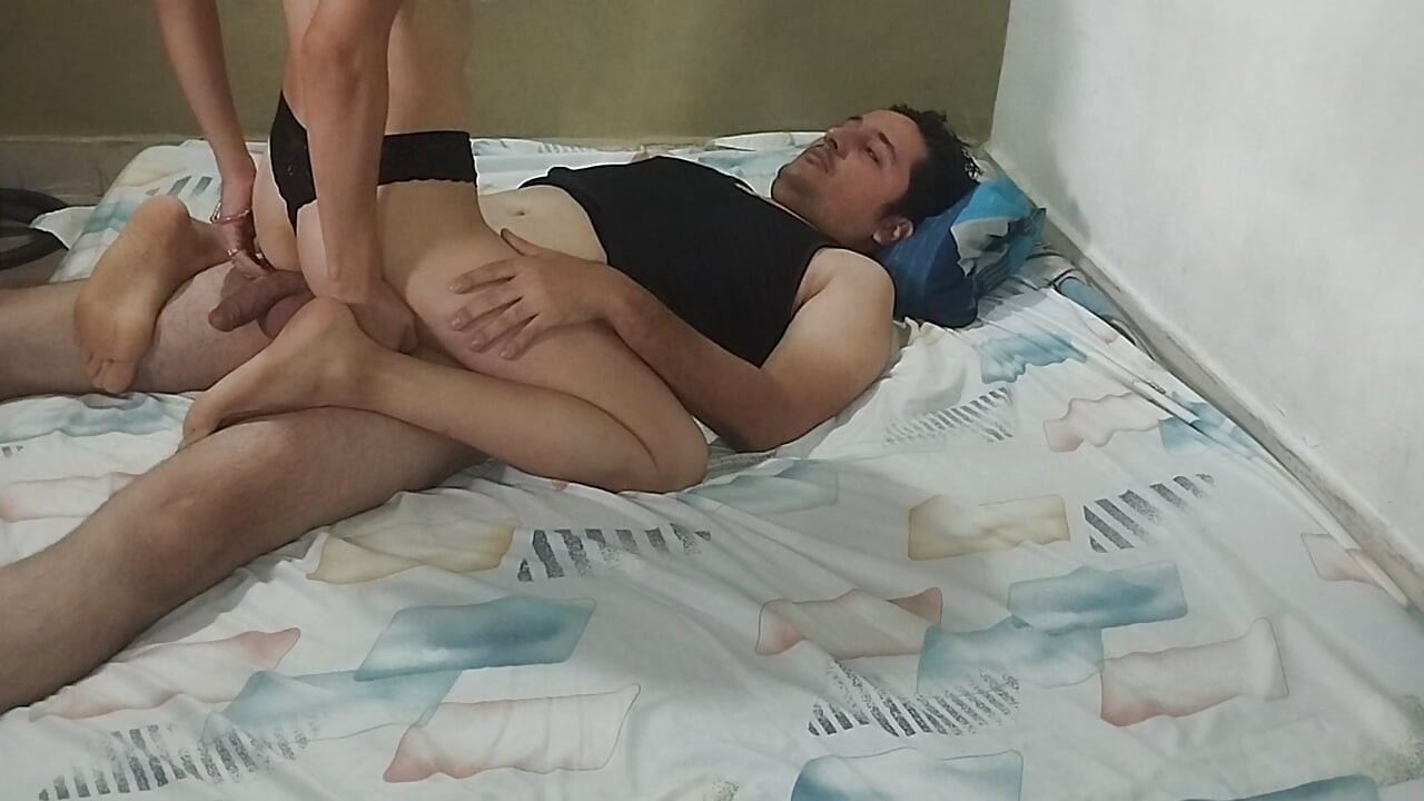 Tinder-tjejen rider min kuk utan kondom