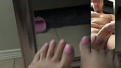 Weer spelen met haar mooie voeten