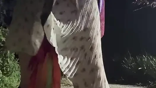 Küçük bol etekli hızlı bir kıyafetle bir gece dışarıda