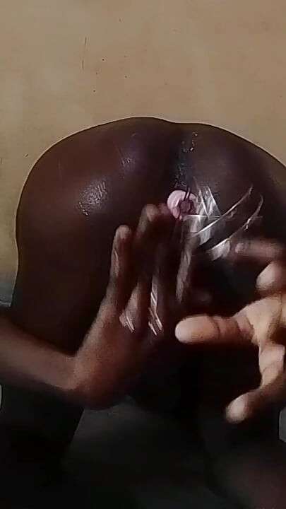 Zenci kaltak aşırı mustarbasyon parmakla sikişiyor