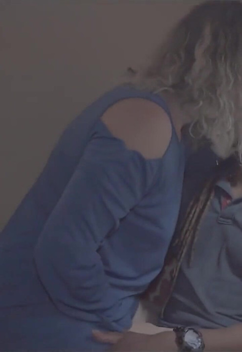 Bunda da loira gata esticada com plug anal latejante