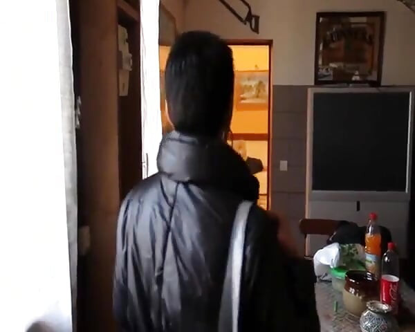 Une MILF Brune Baise Par Trois Grosses Bites Enormes