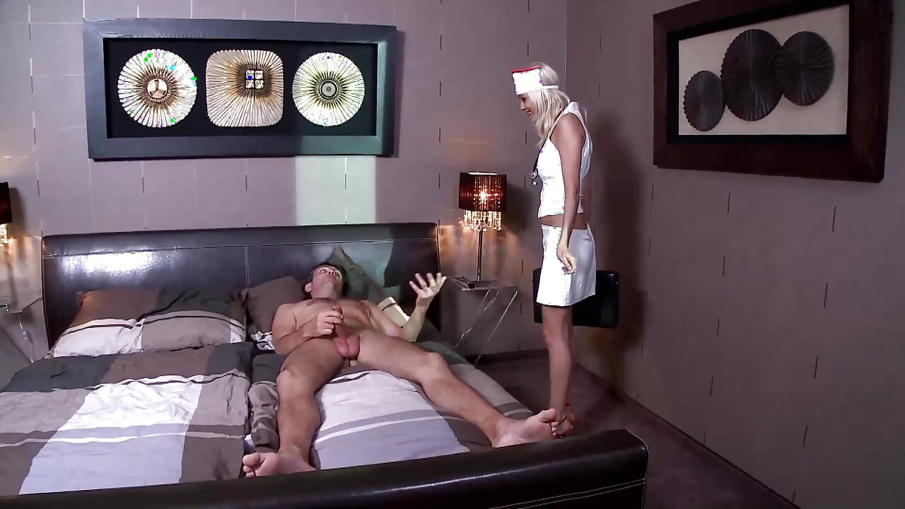 Enfermera caliente está lista para chupar y follar caliente con una polla enorme