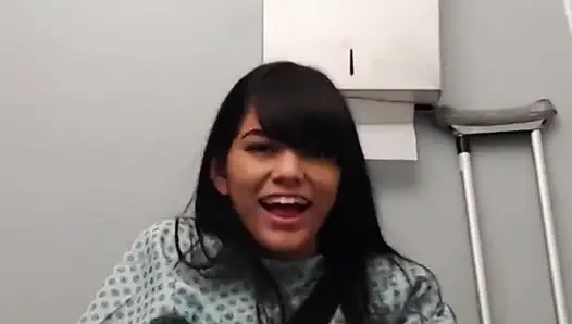 İri göğüslü büyük götlü karantinadaki genç kız hastane odasında mastürbasyon yaparken neredeyse yakalanıyor