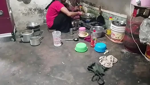 Yenge ke yarak emiyor ke apni göğüsler pe pani niki Hintçe ses