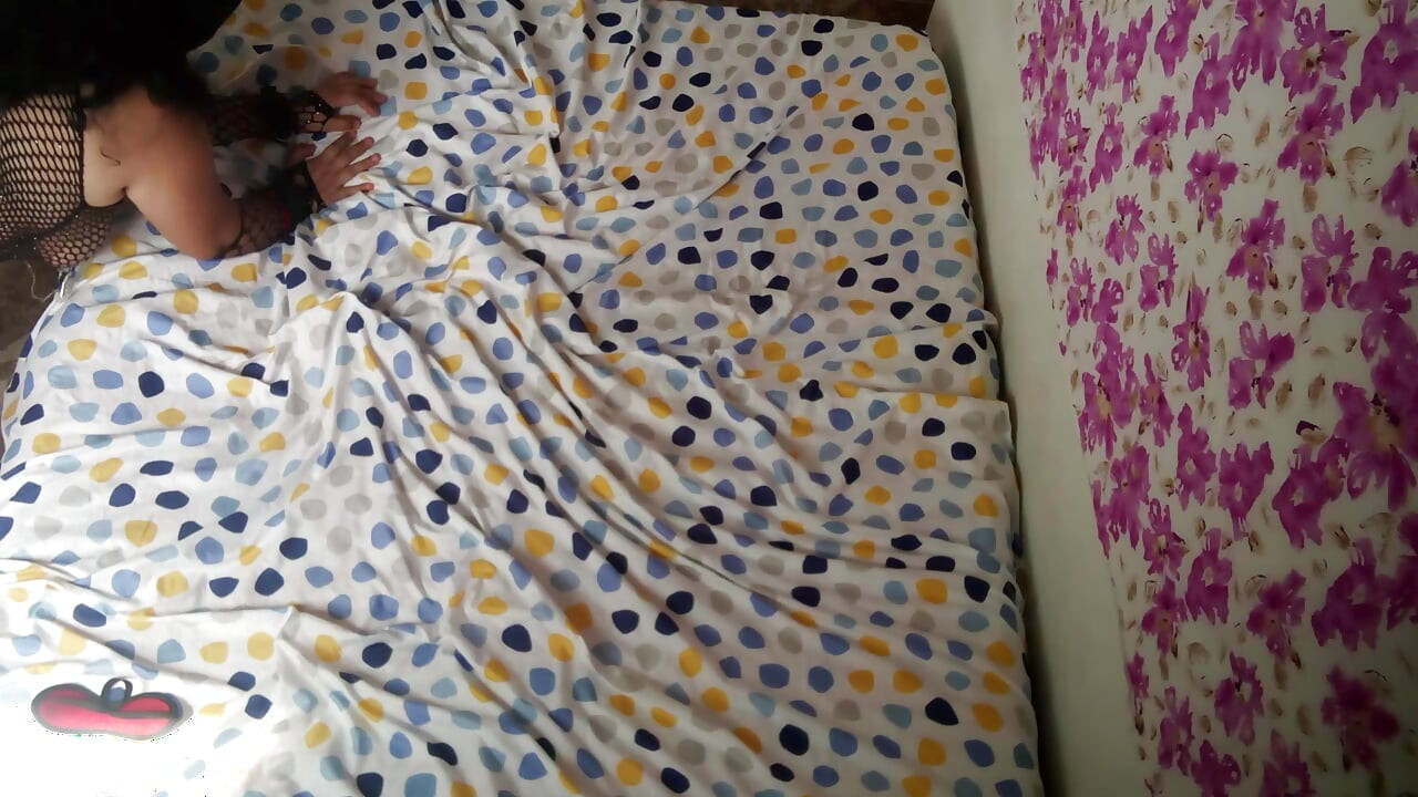 Mặt nạ người lớn mặc đồ lót gợi cảm một người đẹp đút sâu vào họng