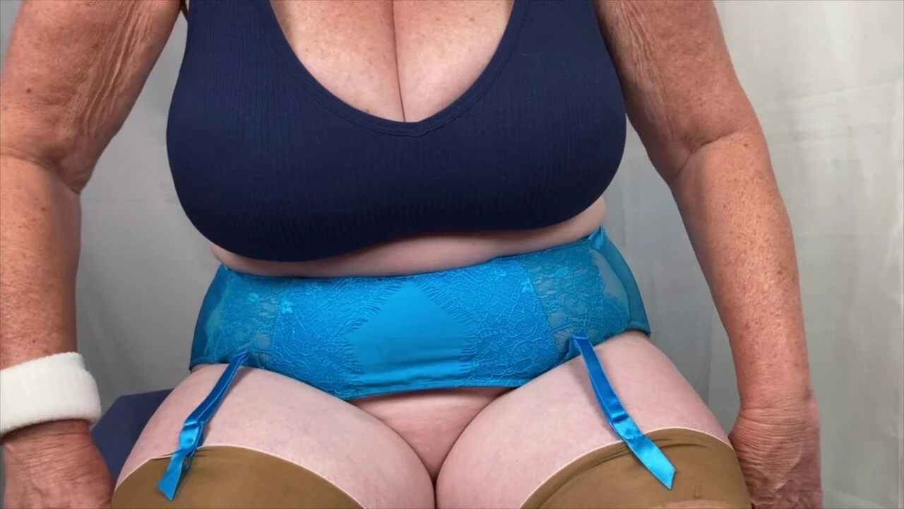 Sra. Pés Maduros removendo seu bralette macio parte 2