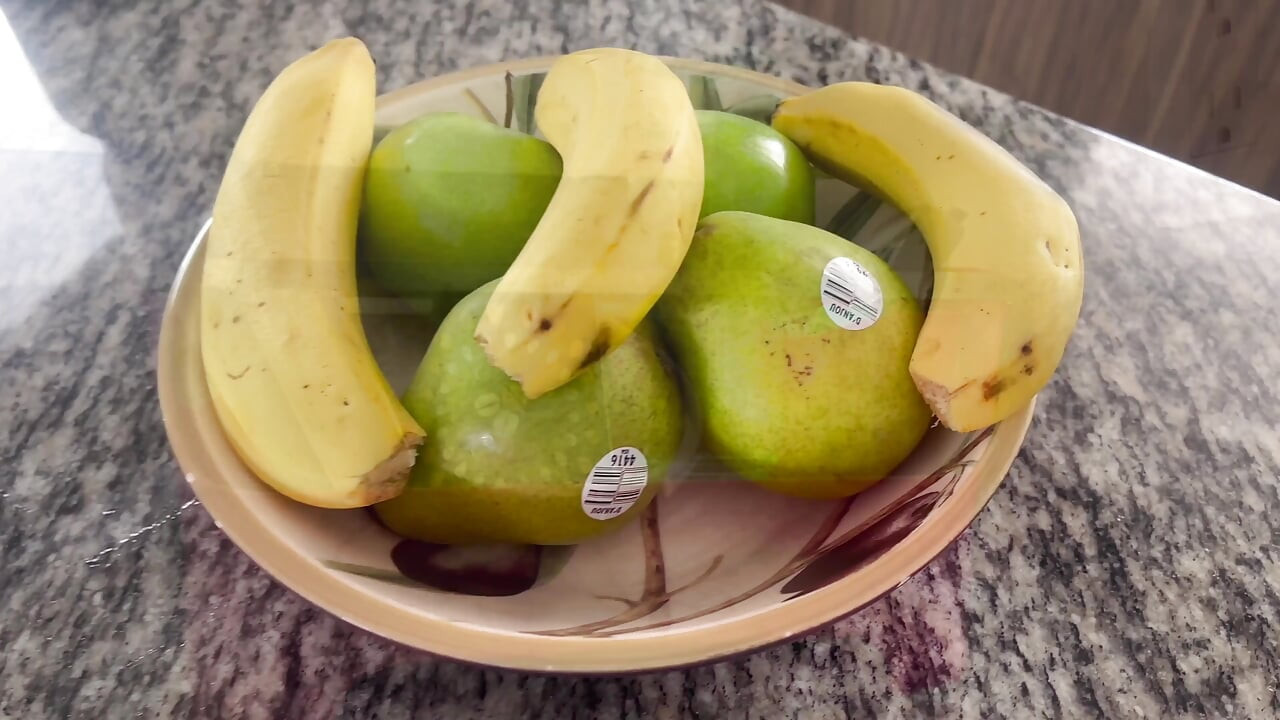 Секс с красоткой на кухне