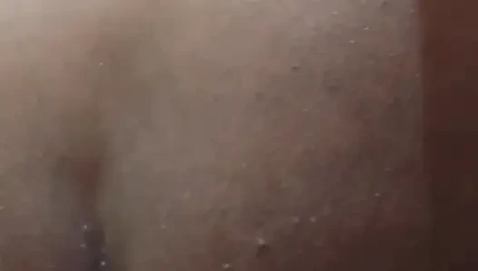 Desi indisches zimmermädchen liebt es, ihren meister zu befriedigen, nachdem sie mit hausarbeit fertig gemacht hat.