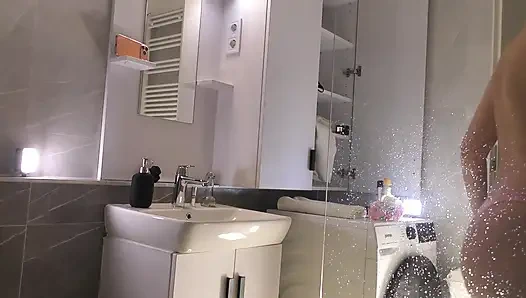 Gadis kampus rambut pirang super hot dengan gaun tidur satin lagi siap-siap sebelum tidur di kamar mandi