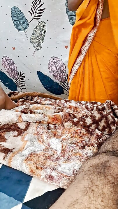 Romansa desi murni dengan bhabhi Sunni pertama kali posisi terbaik, ibu rumah tangga India yang terpuaskan sepenuhnya