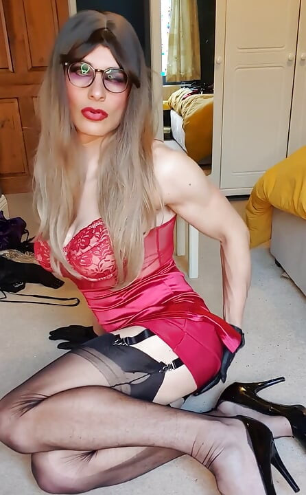 我让你心跳吗？穿着我可爱的皮手套挤压我的奶子？