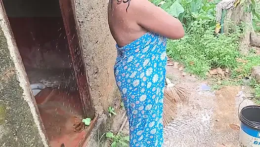 Ibu tiri yang hot mandi di luar ruangan