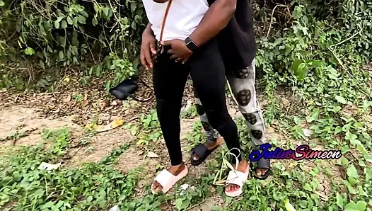 Pelacur jalang ini tergerak untuk bikin aku nyaman.