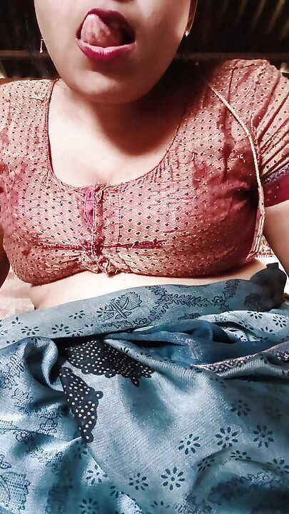 Deshi Housewife Squirting Her Hot Tight Pussy