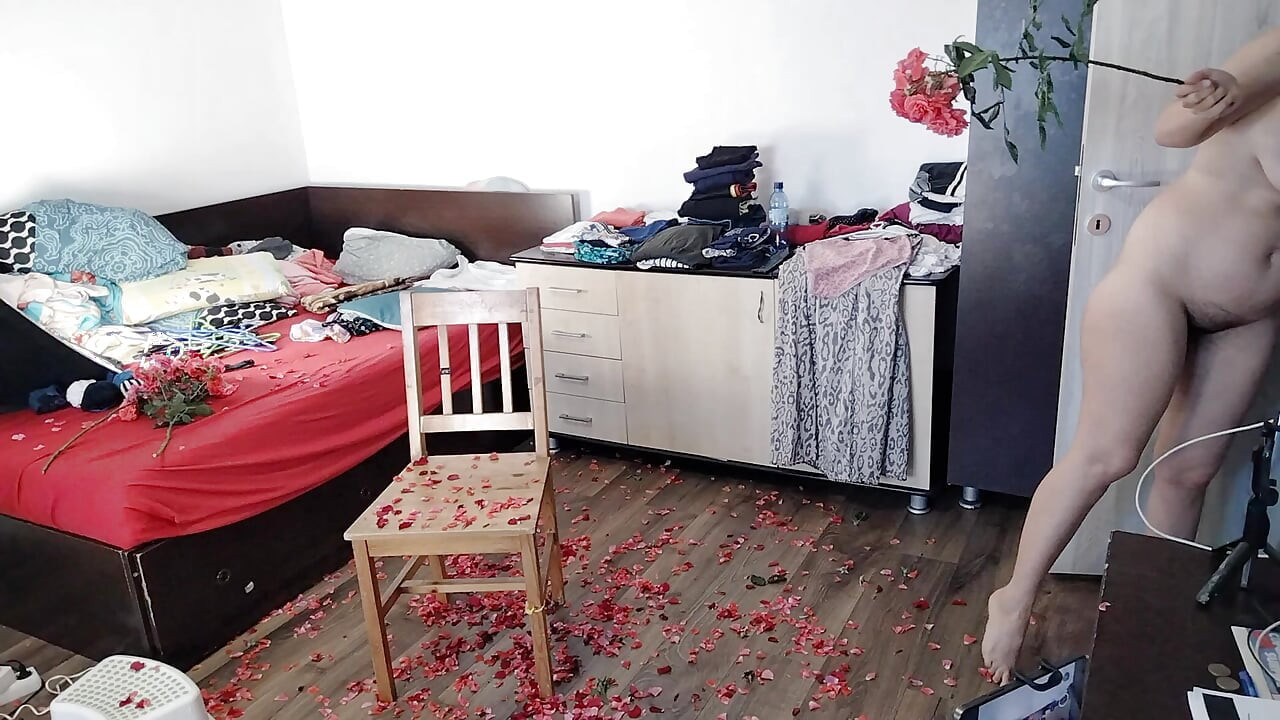 सेक्सी सौतेली मम्मी ने नग्न गुलाब के साथ मस्ती की।