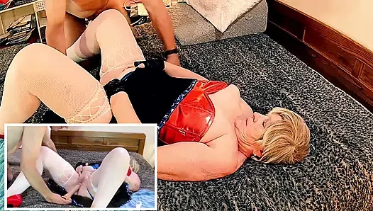 Nenek Amerika: ibu-ibu seksi aulde lang syne lagi asik nyepong kontol dan main dildo sambil main dildo