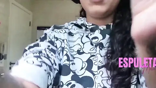 Горячая брюнетка по-другому готовит - обнаженная для соседей.