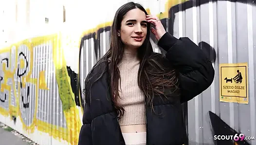 Alman izci - zayıf Fransız kız Candie Luciani için göz devirme orgazmı oyuncu seçmelerinde sikişiyor