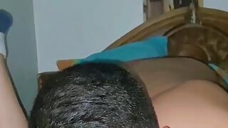 Padrastro heterosexual folla el lindo y apretado culo virgen del joven gay a pelo y se corre dentro de su lindo culo anal gay