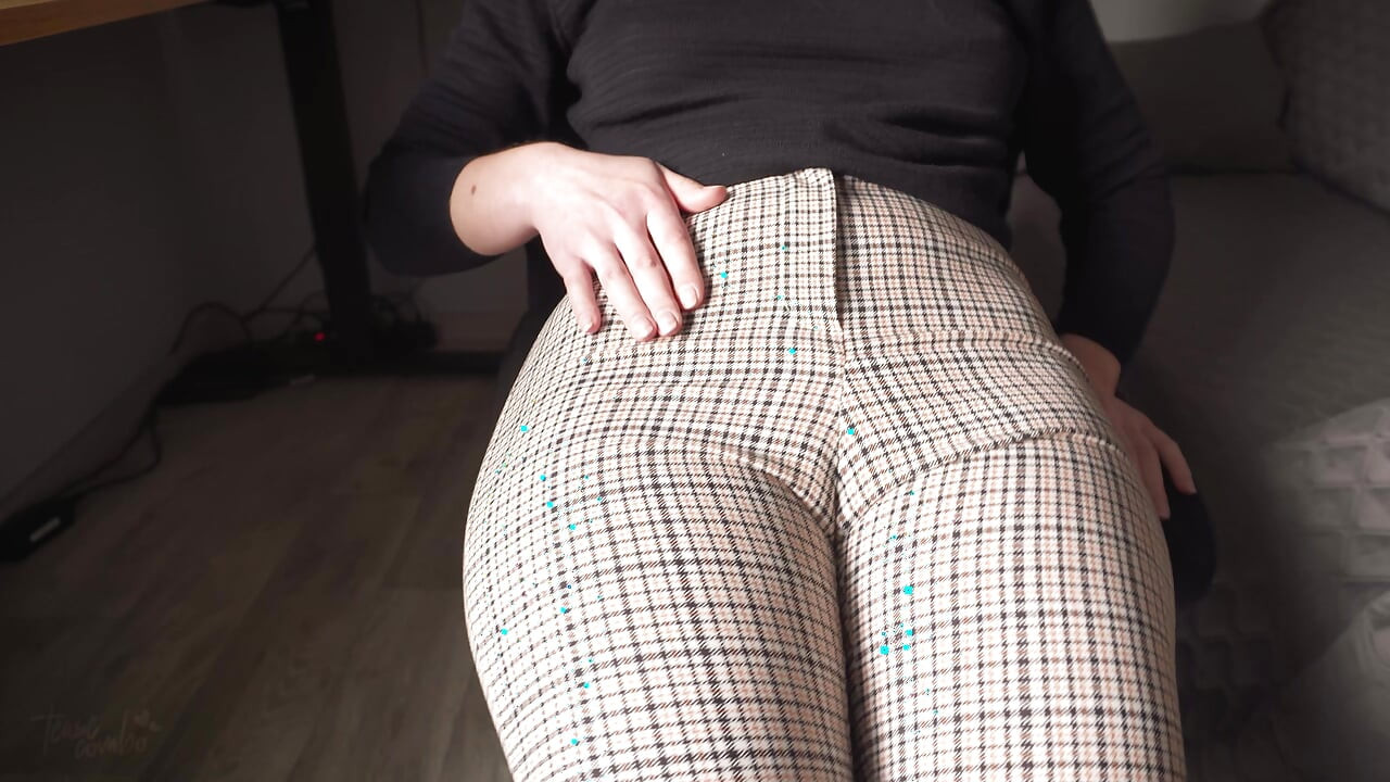 Tuhma työkaveri Cameltoe kiusaus ja kieltäminen