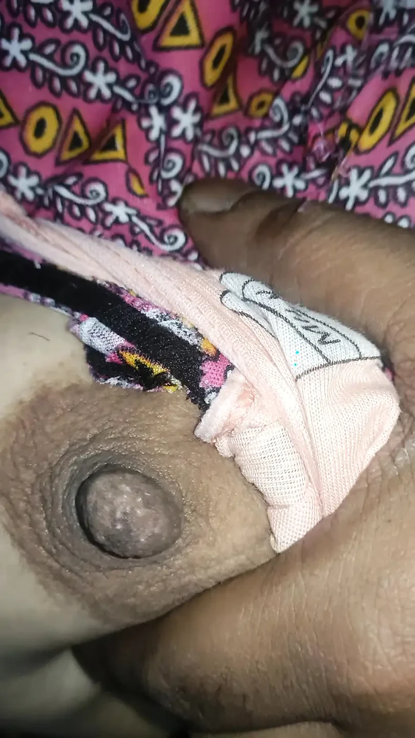 Tetona cachonda está de vuelta con otro golpe en video de strip de intimidad