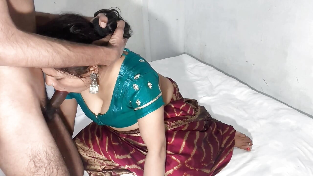 Jawan bhanje ne nayi navali sundar Mami ki tel lagaa k khoob gaand maari aur paani gaand pe giraa diya