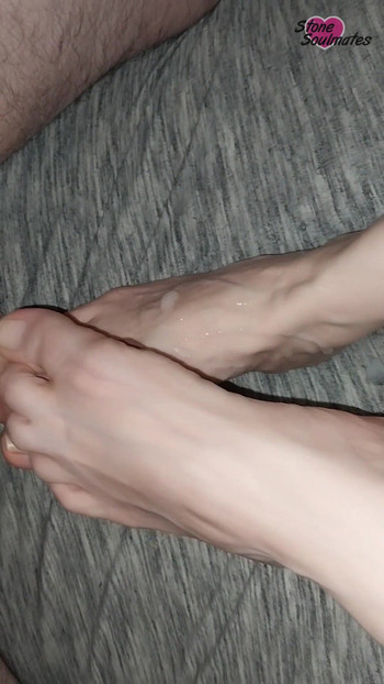 Zapanjujući trenutak iz filma "Footjob with all natural toes plus slow (.25X speed)"