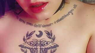Татуированная девушка-транс имеет огромный камшот с ее большим хуем