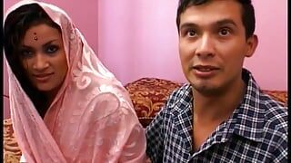 Perempuan jalang India miang mengambil sekumbu batang dalam lubangnya