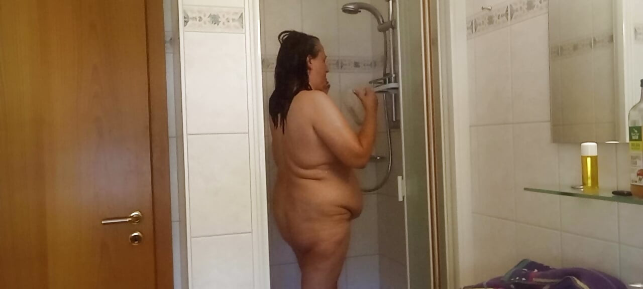 Ώριμη Γερμανίδα Milf 52 κάνει ντους με παχουλό σώμα κάτω από το ντους
