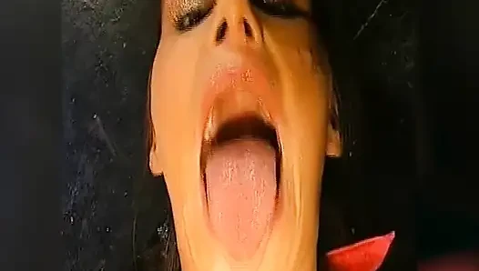 Brünette Brünette Schlampe Bekommt Ihr Gesicht Mit Sperma Bedeckt