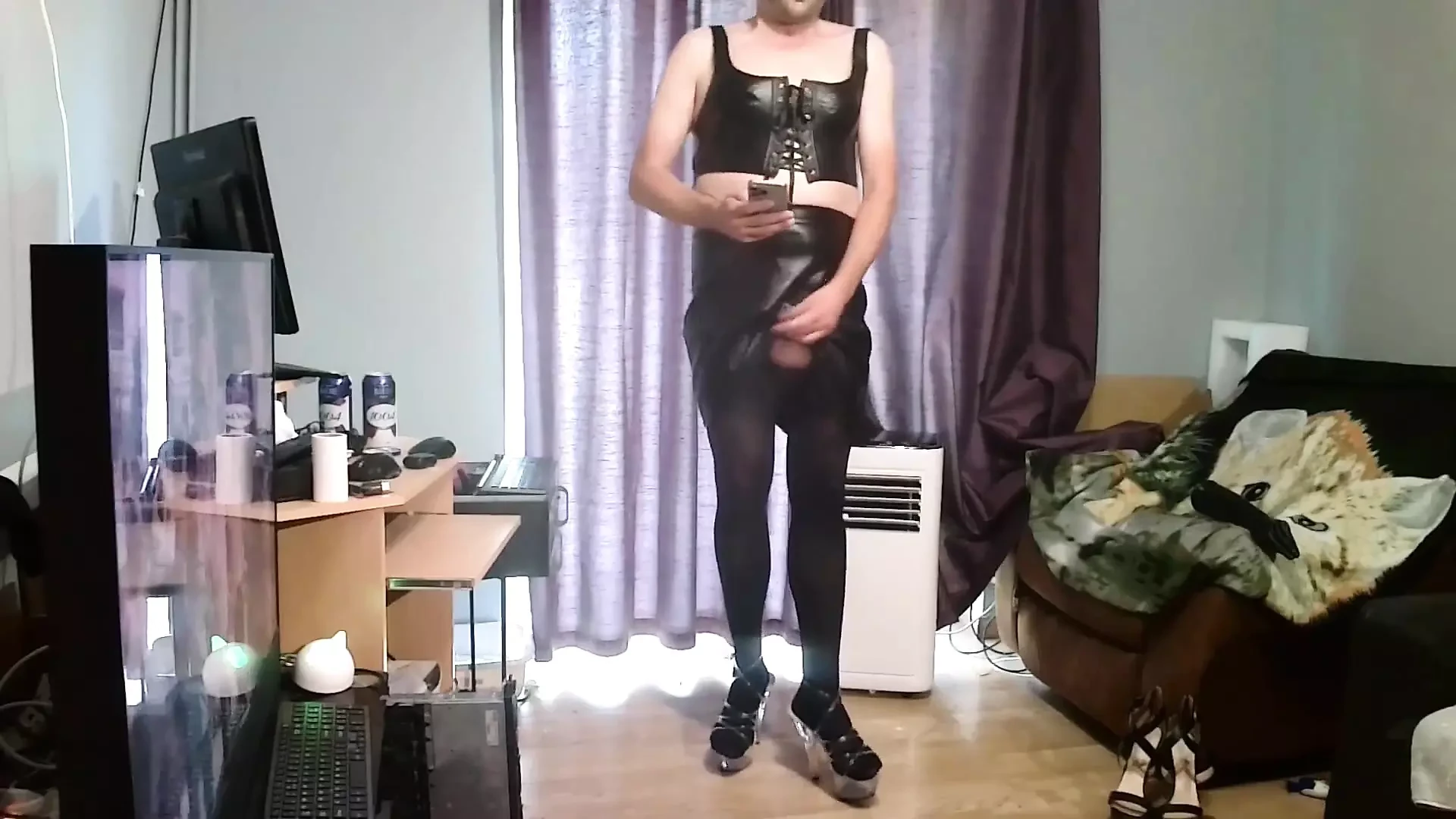 Maninboots Gozando com um brinquedo anal pulsante