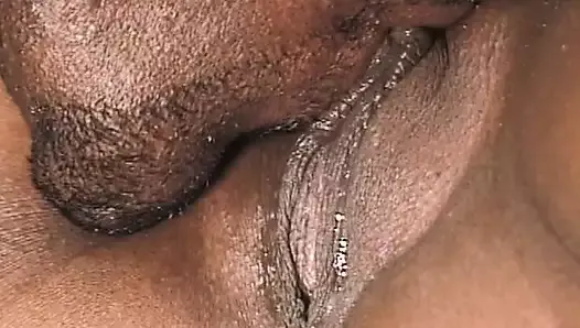 Une superbe salope se fait baiser par une grosse bite noire