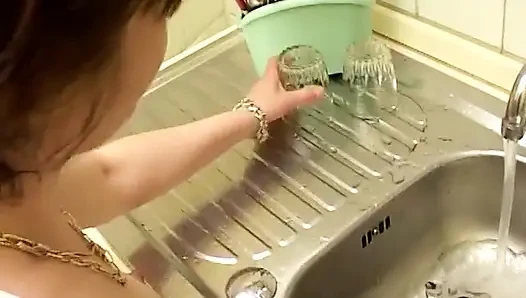 Cewek nakal dewasa lagi asik masturbasi di dapur