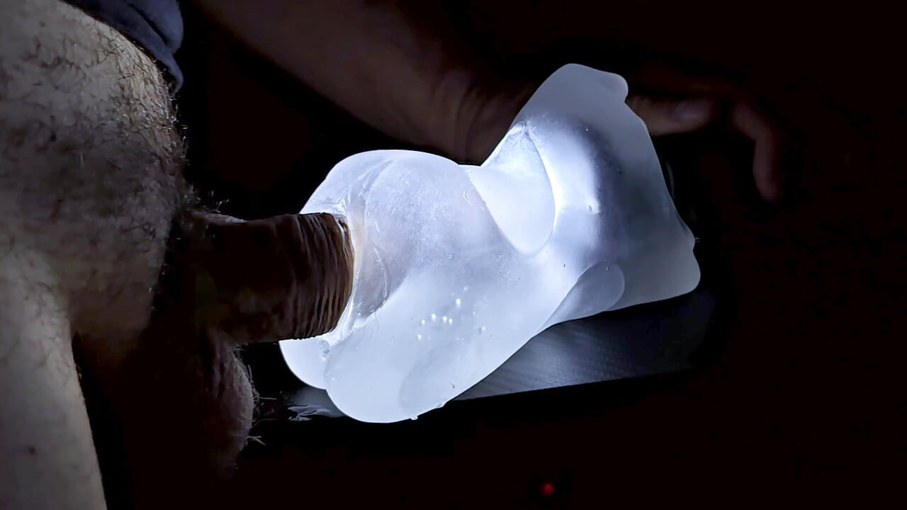 Une lampe de poche brillante se fait baiser et éjaculer brutalement