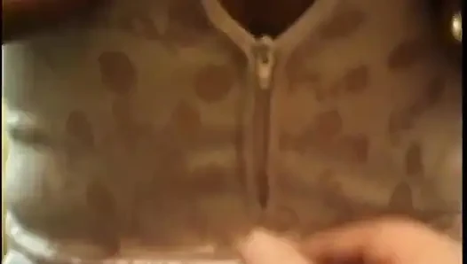 Ebenholz-schlampen mit dickem arsch werden mit einem langen weißen schwanz auf der couch hardcore gefickt