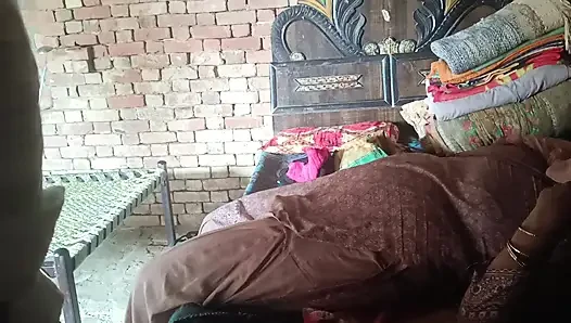 Aku lagi asik sama ibu tiriku