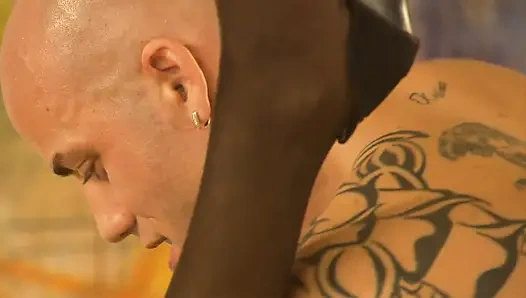 Seksi ve büyük memeli esmer dövmeli bir adam tarafından sikiliyor