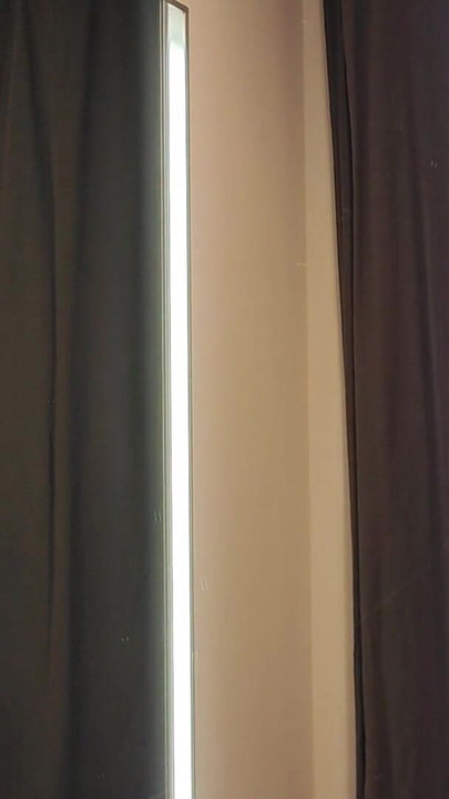 "Alışveriş merkezinde giyinen kıyafetlerin seksi denemesi"nden heyecan verici an. Çıplak MyCandyAlice alışveriş merkezinin soyunma odasında"