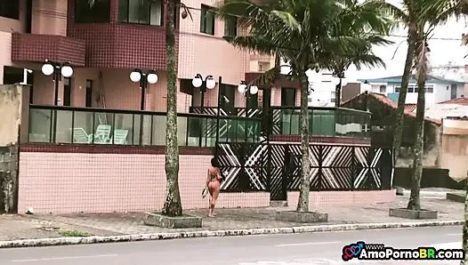 Elisa Sanches sahilde koşuyor ve sonra ağzına boşalmasını istedim