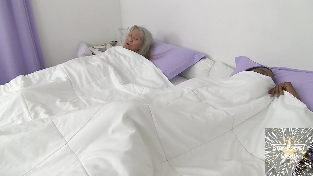 BBC Savvy nachytá hospodyni Leilani Lei na Friends' Place - Jiskry se promění v horké setkání