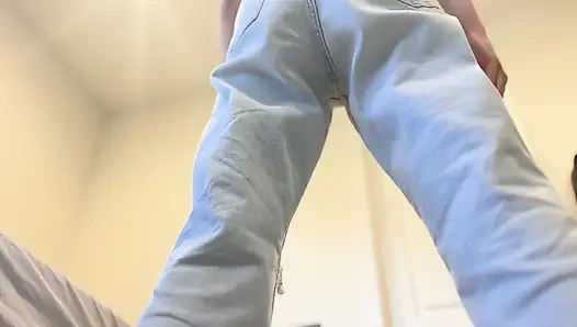 Riesin hockt in jeans