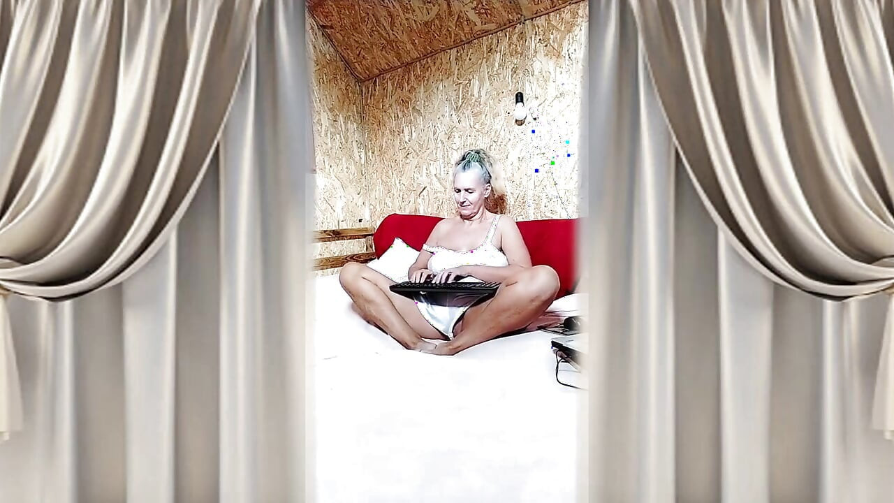 Suri rumah panas Lukerya Chats ceria dalam talian