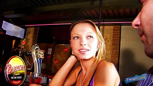 Büyük götlü striptizci sert amcık ve anal sikişten sonra birden fazla kez fışkırtıyor