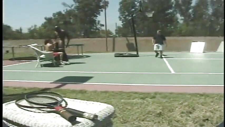 Seksi sarışın izlerken kızıl saçlı sürtük tenis kortunda iki yarakla sikişiyor